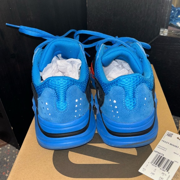 Yeezy Boost 700 6.5 - Picture 3 of 5